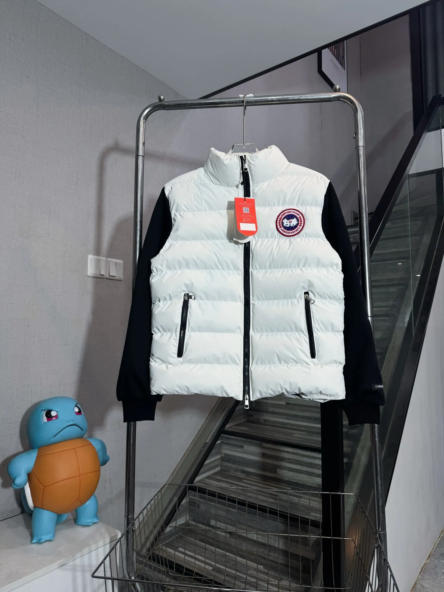 P370 model number: HE40 Canada Goose-Canada Goose down jacket with patch sleeves and small logo The fabric is made of windproof material, and the inner filling is made of down cotton, with up to 350 grams of cotton filling. The upper body is comfortable and warm, and does not appear bloated. The fabric is made of rib-line craftsmanship and does not easily run away. The small label on the chest is sewn with a laser-printed leather label. The zipper is customized with original hardware and small letters. The design of the overall clothing splicing and color splicing highlights the features. It is made by a large factory and has the original original label. The three labels are complete, so you can buy it with confidence.  Color: Picture color Size: S M L XL